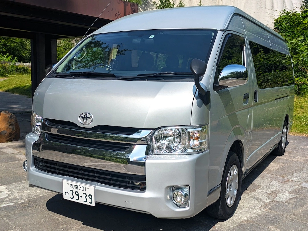 旅にも荷物運びにも快適な、サーモンレンタカーのマルチファンクション仕様ハイエース