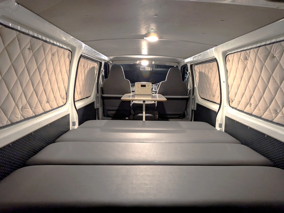 サーモンレンタカーのレンタカー・料金｜マルチファンクションDX 車中泊仕様の就寝ベット02
